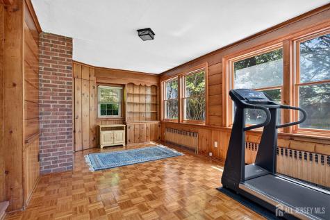 31 Warwick Road Colonia NJ 07067