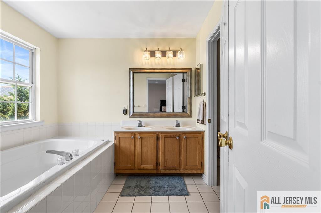 5 Woodfield Court Franklin NJ 08540
