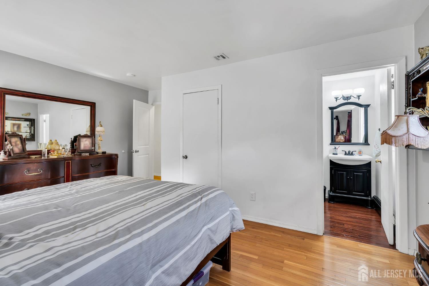 35 Richard Terrace Middletown NJ 07748