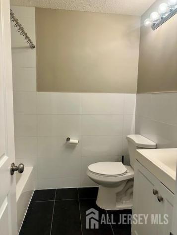 3 Farnham Square Parlin NJ 08859