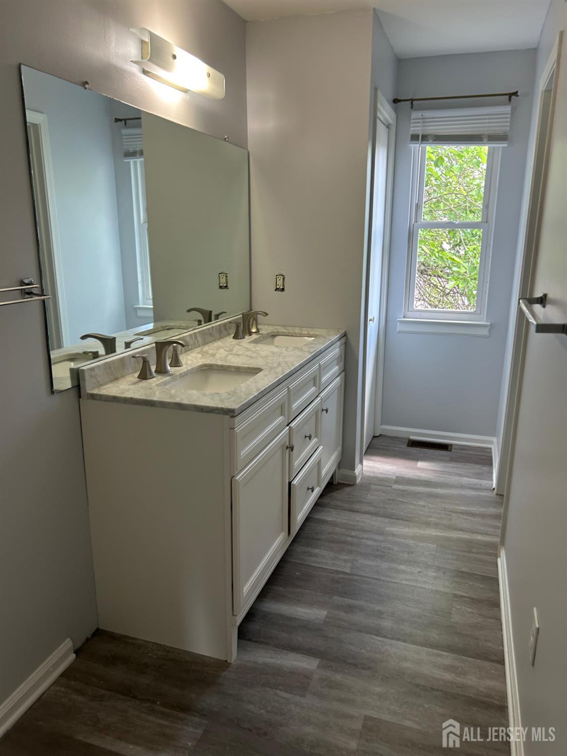 28 Renaissance Lane New Brunswick NJ 08901