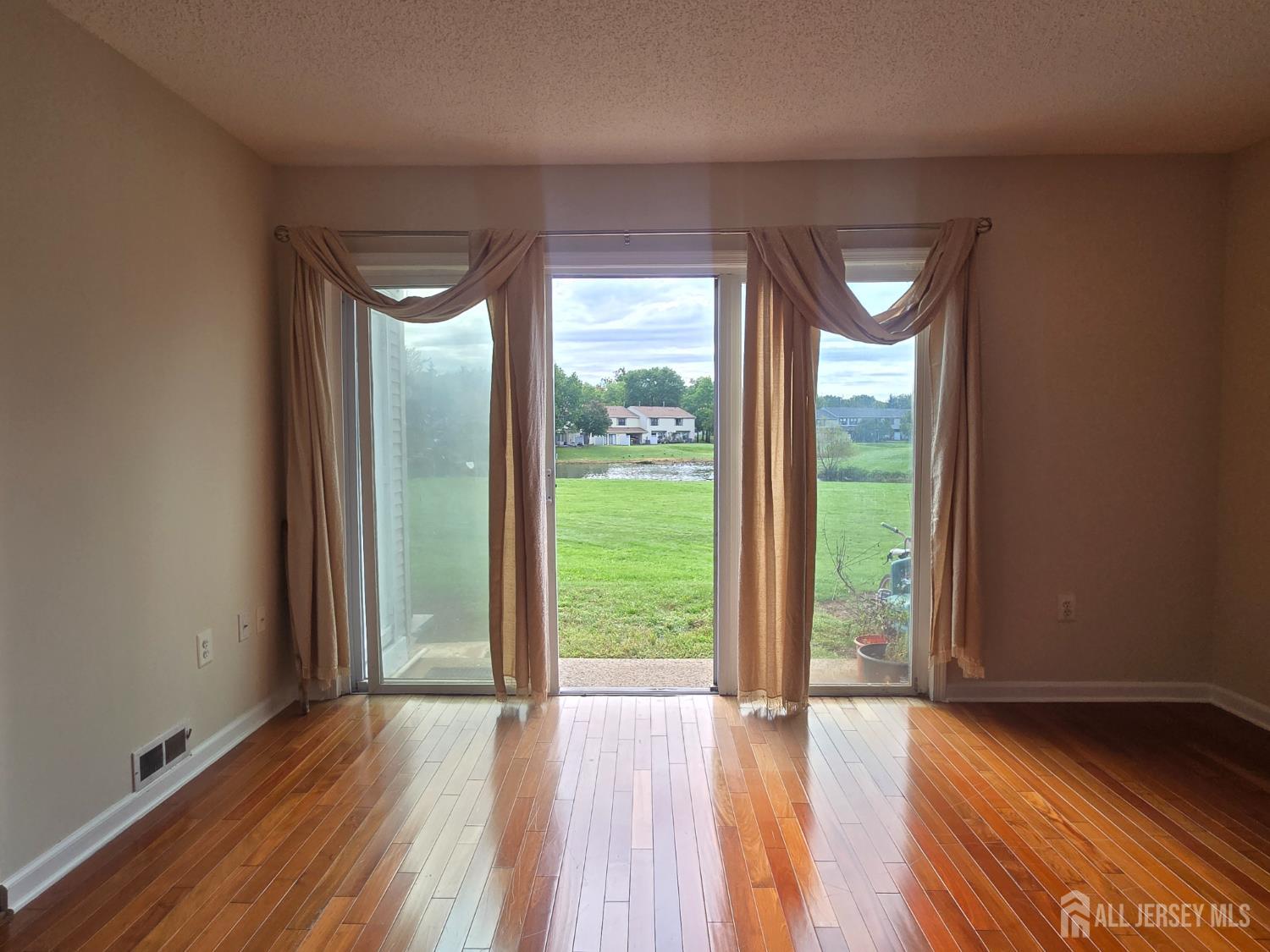 187 Hampshire Court Piscataway NJ 08854