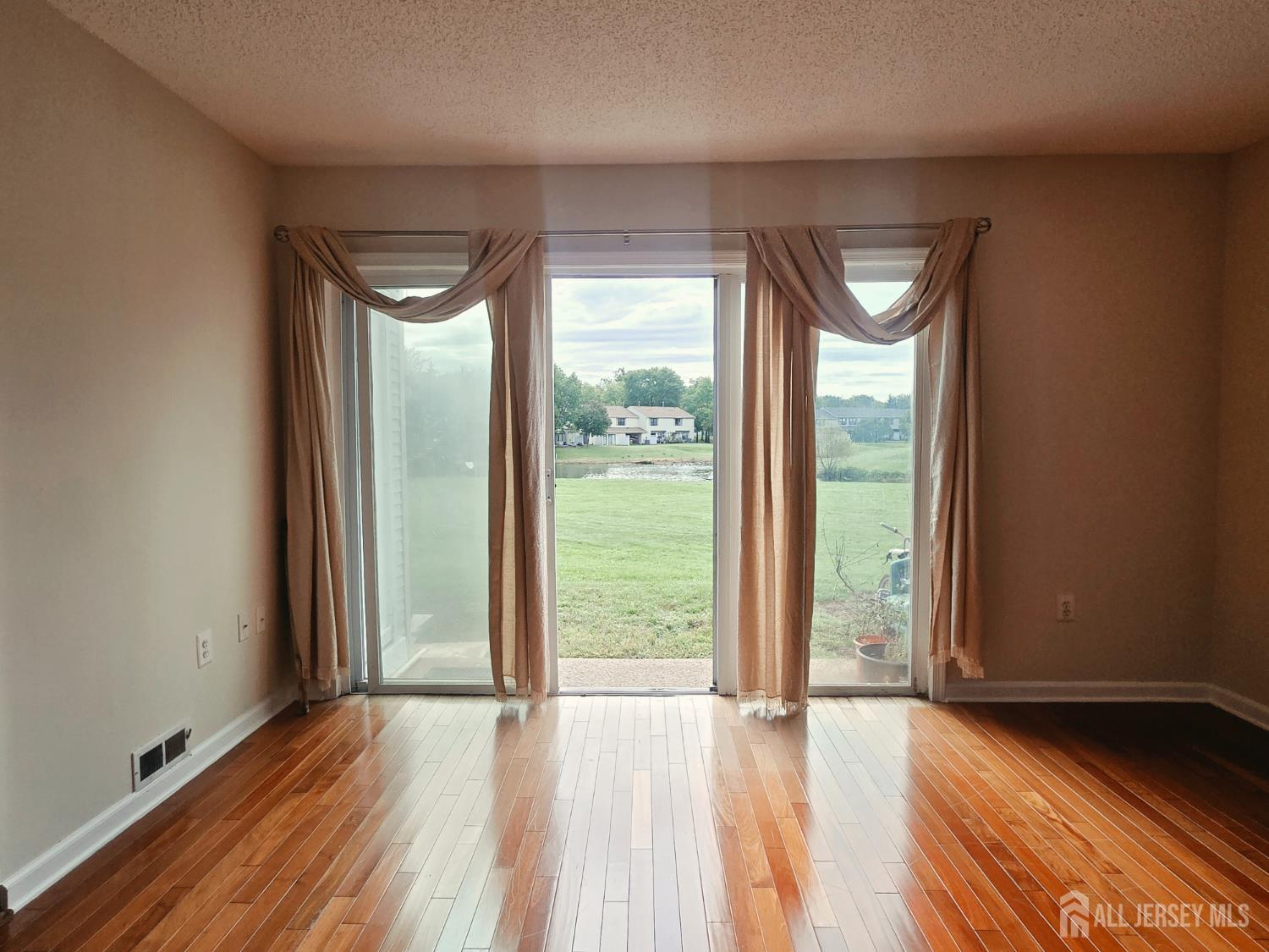 187 Hampshire Court Piscataway NJ 08854