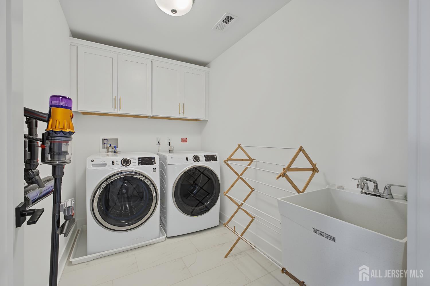 30 NE Cloverleaf Lane Manalapan NJ 07726