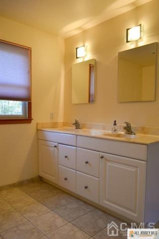 8 Sherwood Road Edison NJ 08820