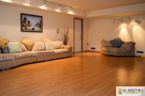8 Sherwood Road Edison NJ 08820