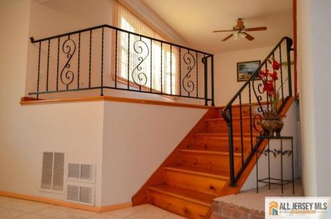 8 Sherwood Road Edison NJ 08820