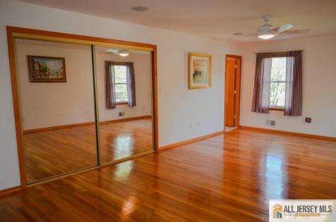 8 Sherwood Road Edison NJ 08820