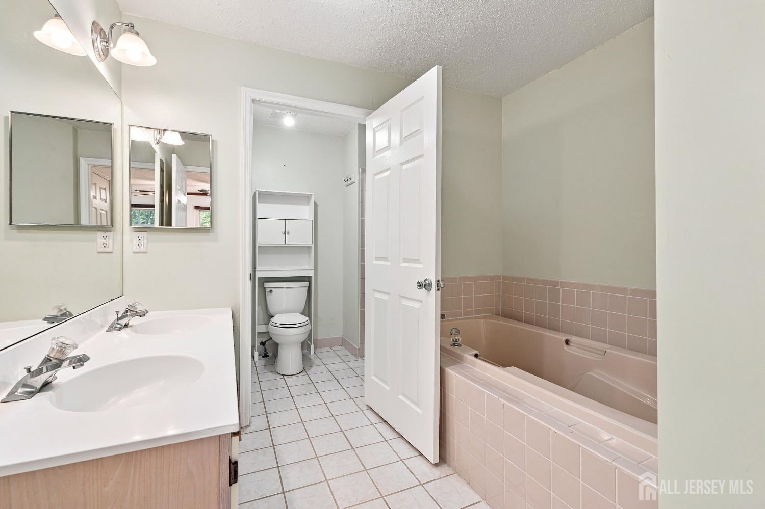 63 Prestwick Way Edison NJ 08820