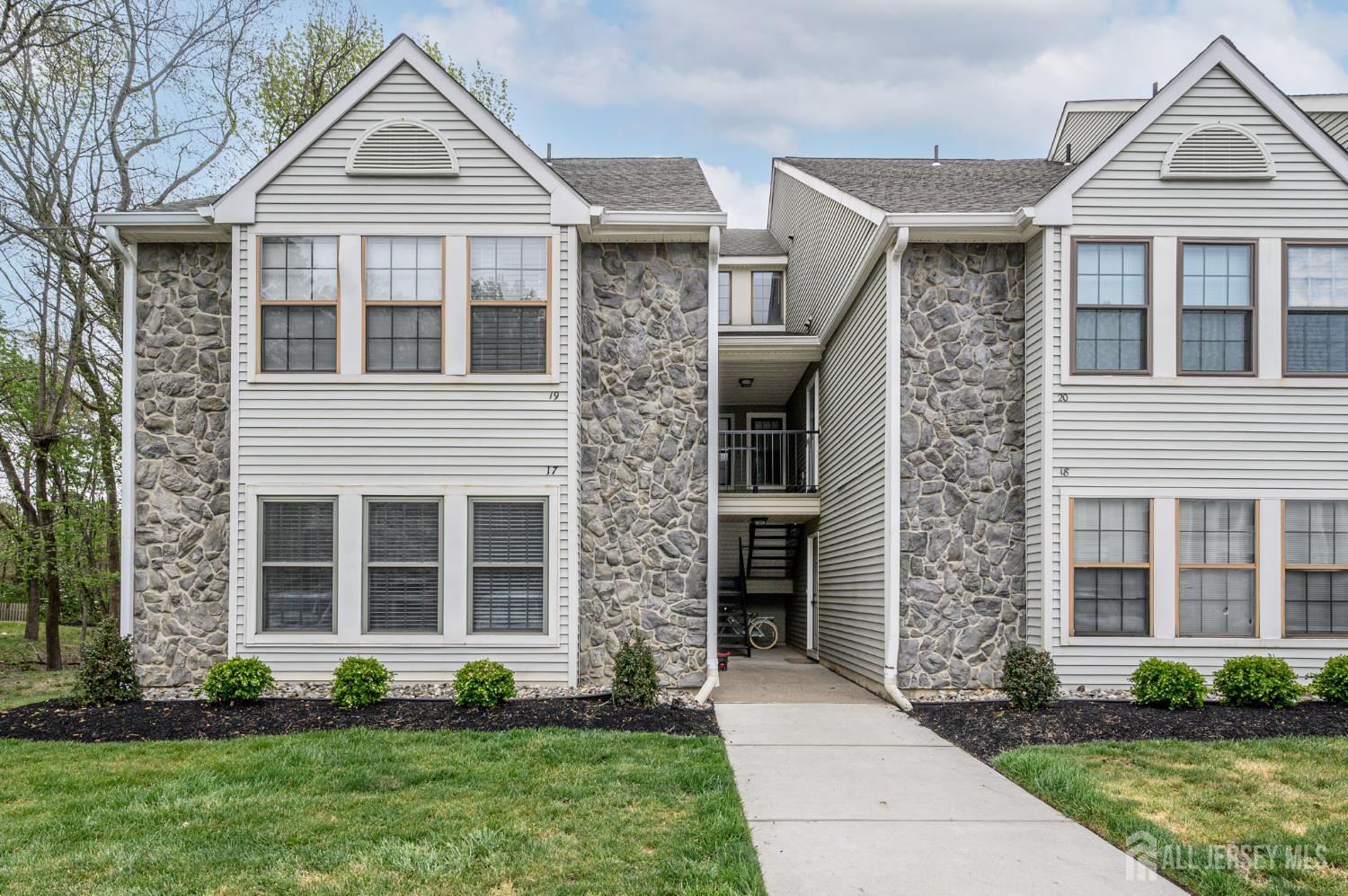 17 Chelmsford Court Evesham NJ 08053