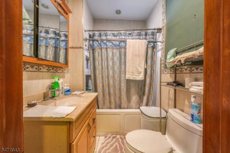 97 4TH Avenue East Orange NJ 07017