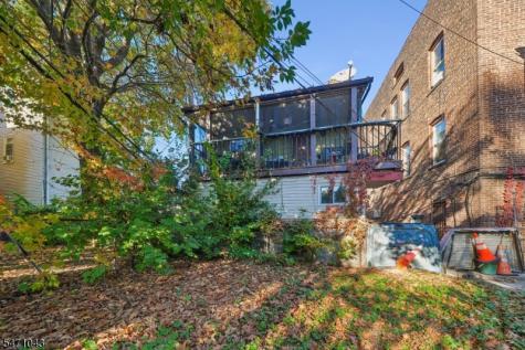 97 4TH Avenue East Orange NJ 07017