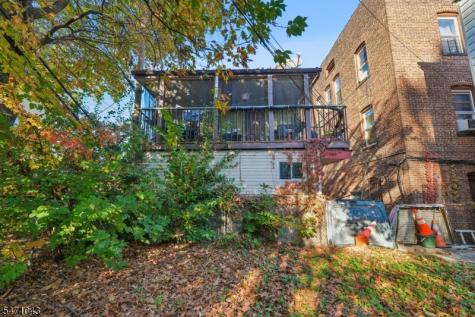97 4TH Avenue East Orange NJ 07017