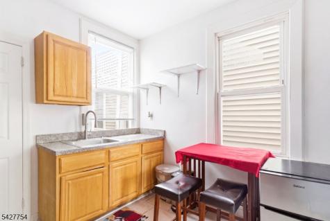 369 E Kinney Street Newark NJ 07105