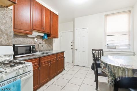 369 E Kinney Street Newark NJ 07105