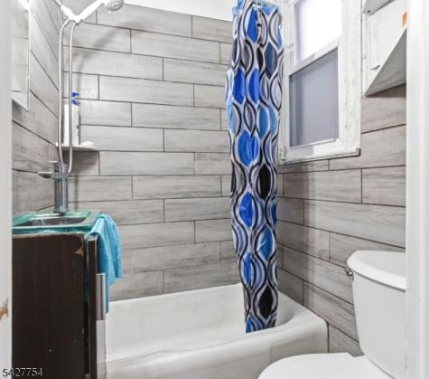 369 E Kinney Street Newark NJ 07105