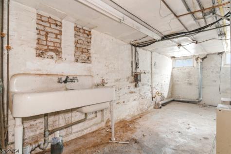 369 E Kinney Street Newark NJ 07105