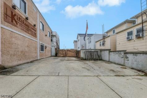 209 Central Avenue East Newark NJ 07029