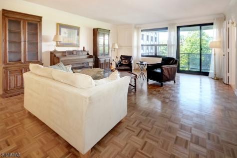 2 Claridge Dr. 1bw Verona NJ 07044