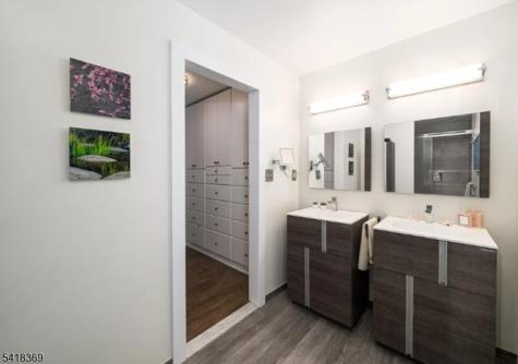 10081 Shearwater Court Jersey City NJ 07305