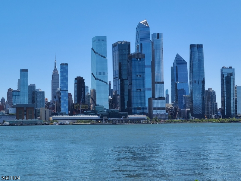 250 Henley Place Weehawken NJ 07086
