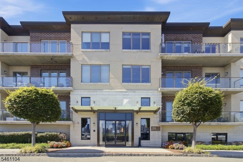 250 Henley Place Weehawken NJ 07086