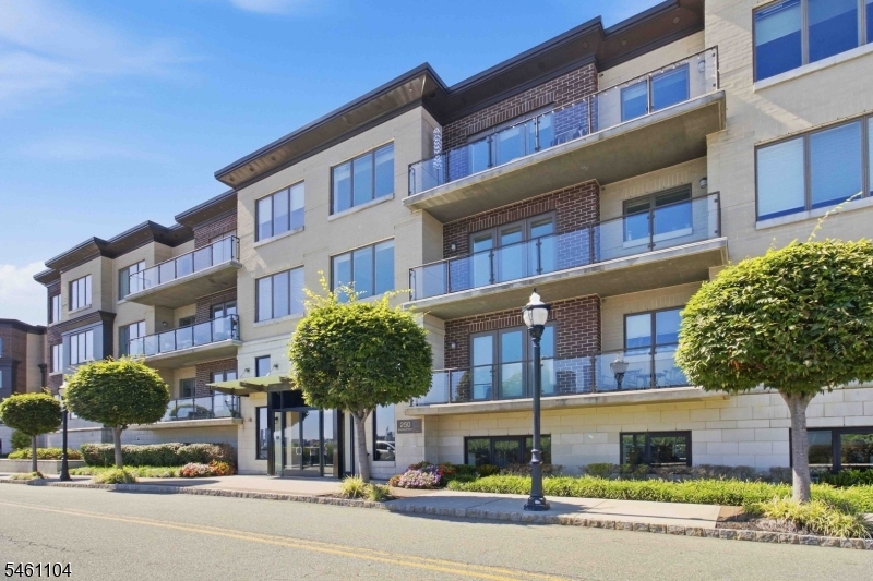 250 Henley Place Weehawken NJ 07086
