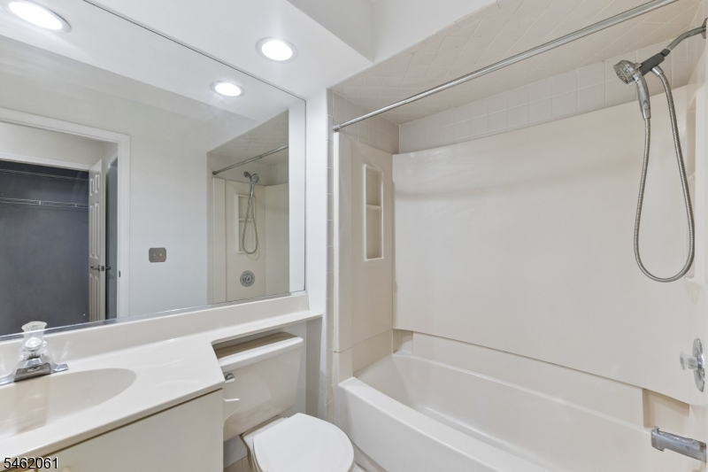 1403 Stoneridge Circle Helmetta NJ 08828