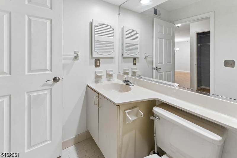 1403 Stoneridge Circle Helmetta NJ 08828