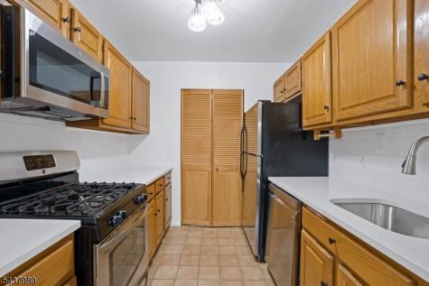 23 Boston Court Newark NJ 07103
