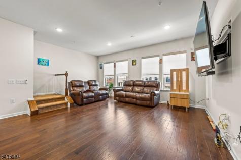 18 Cortland Court Livingston NJ 07039