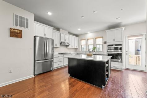 18 Cortland Court Livingston NJ 07039
