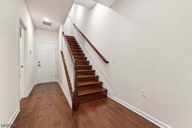18 Cortland Court Livingston NJ 07039