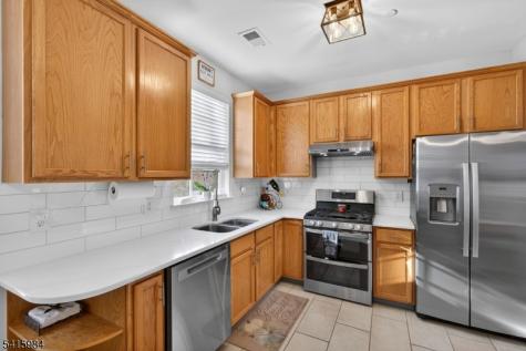 16 Sundance Way Lopatcong NJ 08865