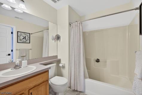 16 Sundance Way Lopatcong NJ 08865
