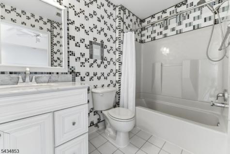 9 Sundance Way Lopatcong NJ 08865