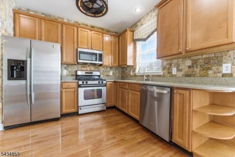 9 Sundance Way Lopatcong NJ 08865