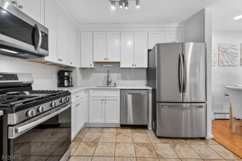 810 Cricket Lane Woodbridge NJ 07095