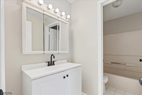 28 Boston Court Newark NJ 07103