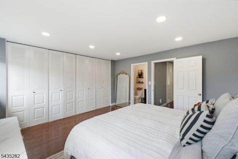 31 Chelsea Way Bridgewater NJ 08807