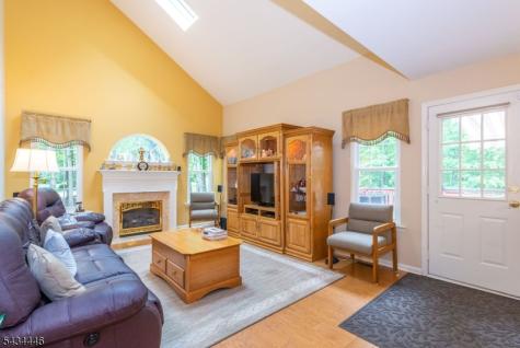 11 Burnham Drive Pequannock NJ 07444