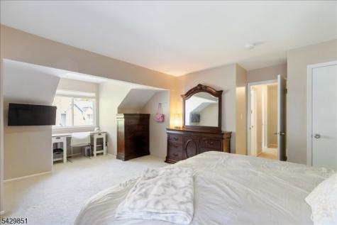 15 Garden Court Roxbury NJ 07876