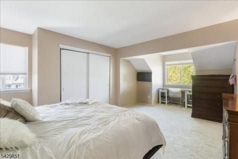 15 Garden Court Roxbury NJ 07876