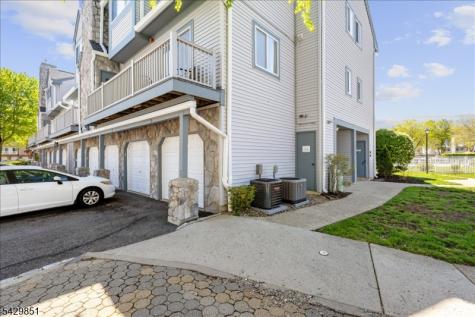 15 Garden Court Roxbury NJ 07876
