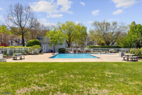 15 Garden Court Roxbury NJ 07876