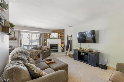 15 Garden Court Roxbury NJ 07876