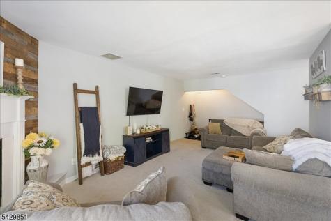 15 Garden Court Roxbury NJ 07876