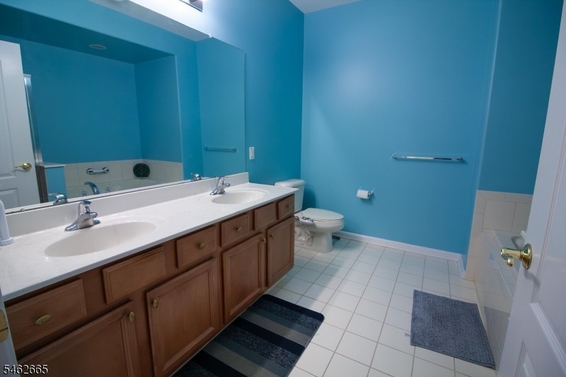 2202 Avery Court Franklin NJ 08873