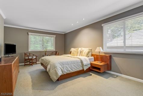 22 Hunters Circle Tewksbury NJ 08833