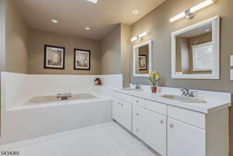 22 Hunters Circle Tewksbury NJ 08833